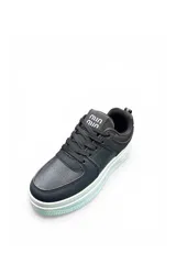 Championes deportivos color negro, con suela plataforma en tono blanco y suela inferior verde menta. Presentan cordones al tono y detalle de inscripción en la lengüeta.