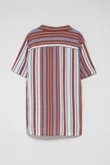Camisa de manga corta con cuello solapa y cierre frontal con botones. Presenta un estampado de rayas verticales en tonos marrón, azul y blanco.