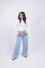 Polera blanca de cuello alto y mangas largas.