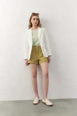 Short sastrero de algodón color verde oliva, con detalle de pinzas y pretina sin presillas.