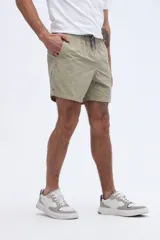 Short de baño liso azul marino, de corte clásico con cintura elástica y cordón ajustable.