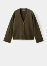 Cardigan de punto medio color verde militar, con cuello en V, cierre frontal con botones y mangas largas de hombros caídos.