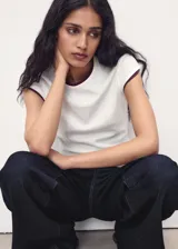 Camiseta de algodón de corte recto, con cuello redondo y mangas cortas con dobladillo.