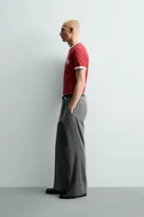 Camiseta roja de corte regular fit, con cuello redondo y mangas cortas. Presenta un estampado frontal con la frase "Los Angeles" en blanco y acabados de vivo en contraste blanco en cuello y mangas.