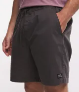 Bermuda de sarga lavada color gris claro, de corte recto, con bolsillos laterales y presillas en la cintura.
