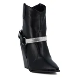 Bota corta de estilo tejano (cowboy) color negro, con punta fina y taco cuadrado tipo cuña. Presenta una tira decorativa con apliques de pedrería brillante alrededor del tobillo y una hebilla lateral.