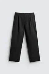 Pantalón de corte relaxed fit confeccionado en mezcla de algodón y modal. Presenta cintura con pliegues frontales, bolsillos laterales y bolsillos traseros con solapa. Cierre frontal con cremallera y botón.
