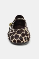 Bailarina de piel con pelo y estampado animal print. Presenta una tira elástica en el empeine con un detalle metálico dorado y punta redonda.