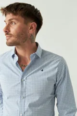 Camisa de hombre de corte slim fit, confeccionada en algodón con diseño de rayas verticales finas en tonos claros. Presenta cuello clásico, cierre frontal con botones y logo bordado en el pecho.