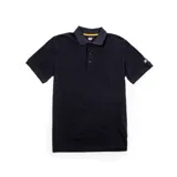 Remera tipo polo de manga corta, color negro, con cuello clásico y cierre frontal de tres botones. Presenta un parche de silicona con el logo de la marca en la manga izquierda.