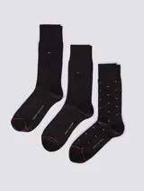 Pack de tres pares de medias Tommy Hilfiger de caña media, color negro. Dos pares son lisos con logo bordado y un par es estampado con logos.