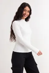 Remera de manga larga con cuello medio alto, confeccionada en tejido de punto acanalado de ajuste al cuerpo.