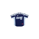 Camiseta de béisbol Supreme de manga corta en color azul marino, con detalles en celeste, gris y blanco. Presenta cierre frontal con botones, inscripciones y el logotipo de la marca bordados en el frente, además de estrellas en los hombros.