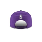Gorra New Era morada con el logo de Los Angeles Lakers bordado en el frente.