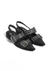 Chatas de cuero color marrón con punta fina, diseño destalonado y dos tiras con hebillas metálicas plateadas decorativas.