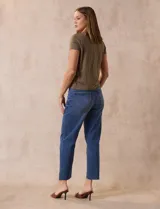 Remera azul marino de algodón y viscosa, de corte clásico y manga corta.