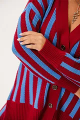 Saco oversize tejido con diseño de rayas verticales en colores rojo y azul. Presenta escote en V, cierre frontal con botones y puños y ruedo acanalados.