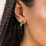 Aros tipo argolla dorados con cuentas de ónix verde.