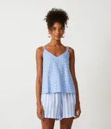 Musculosa con estampado de cuadros azules y blancos, escote en V y tirantes finos.