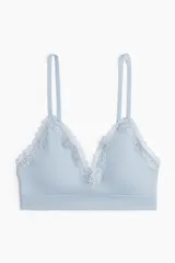 Soutien celeste sin aros con detalles de encaje en los bordes y doble tirante fino ajustable en cada hombro.