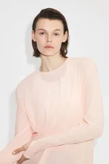 Camiseta deportiva de manga larga con tecnología DryMove™, cuello redondo y diseño con aberturas para el pulgar en los puños, de corte estándar y color rosado.