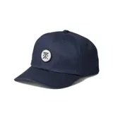 Gorra de béisbol azul marino con logo bordado en blanco.