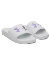 Sandalias tipo ojota Under Armour, color blanco con logo iridiscente en la banda superior. Presentan una correa sintética moldeada con forro de espuma y plantilla anatómica de PU.