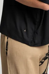 Remera celeste de corte amplio con mangas cortas con volados.