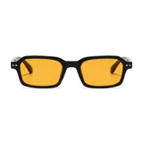 Gafas de sol con marco rectangular de plástico reciclado color negro y cristales color naranja con filtro UV 400.