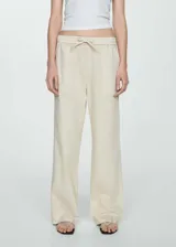 Pantalon de corte recto confeccionado en 100% algodón, con cintura elástica y cierre de lazo ajustable. Cuenta con bolsillos tipo cargo en los laterales y bolsillos de parche en la parte posterior.