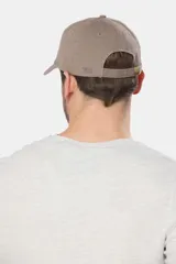 Gorra de béisbol azul de lona con logo en el frente.