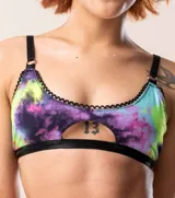 Corpiño con estampado tie-dye en tonos violeta, celeste, verde y amarillo. Tiene breteles regulables negros con argollas metálicas y contorno inferior negro.