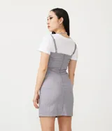 Vestido corto gris con rayas verticales blancas, escote recto, tirantes finos ajustables y aberturas en el ruedo.