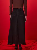 Falda larga de jean color rojo con tajo frontal.