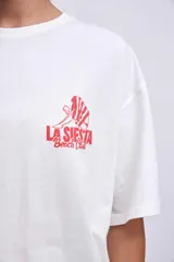 Remera blanca de corte recto con estampado de motivos playeros.