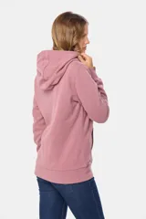 Canguro negro con capucha, cierre frontal y bolsillos laterales.