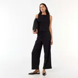 Pantalón ancho negro de tiro medio, con cintura elástica fruncida y cordón ajustable para lazos.