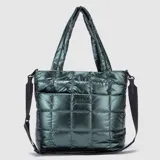 Bolso tipo tote de diseño acolchado con acabado brillante, color verde oscuro. Cuenta con doble asa superior y correa ajustable extraíble, cierre principal y logo de la marca en el frente.