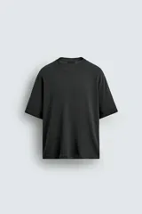 Camiseta de punto con corte boxy fit, cuello redondo y manga corta. Presenta un acabado con efecto lavado.