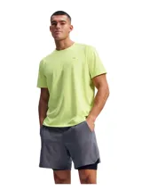 Remera deportiva de manga corta marca Under Armour, color verde lima, de cuello redondo y corte clásico.