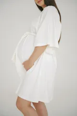 Bata maternal de algodón color blanco, con mangas cortas amplias y lazo ajustable en la cintura. Diseñada para embarazo, lactancia y postparto.