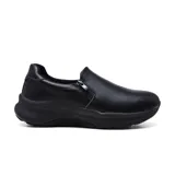 Zapato tipo slip-on de color negro, con diseño ergonómico y cierre lateral decorativo. Presenta una suela de plataforma robusta y texturizada, ideal para uso prolongado.
