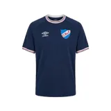 Remera de fútbol Umbro del Club Nacional de Football, modelo Core, de color azul marino con detalles en blanco y rojo en el cuello redondo y en los puños de las mangas. Incluye el logo de Umbro y el escudo del club bordados en el pecho.