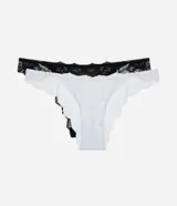Kit de dos bombachas tipo bikini confeccionadas en encaje floral con terminaciones delicadas. Una prenda en color blanco y otra en color negro, ambas con forro de algodón.
