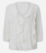 Blusa tipo bata de viscosa color blanco crudo, con cuello en V, volados frontales y mangas largas con puños elásticos. Confeccionada en tejido con textura crinkle de la marca Marfinno.