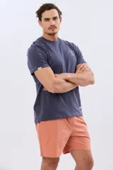 Short de baño liso color coral, confeccionado en tela flexible elastizada, con diseño versátil para uso dentro y fuera del agua.