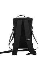 Mochila cilíndrica color beige/camel, con tres compartimentos apilados cerrados con cremallera negra. Presenta el logo "Discovery" bordado en la parte superior y el mismo texto repetido tres veces en la parte inferior. Incluye asa superior y correa ajustable para llevar al hombro.