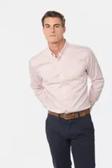 Camisa de vestir lisa color rosa claro, de manga larga, con cuello abotonado, bolsillo en el pecho y logo bordado.
