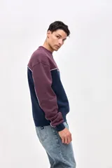 Buzo de cuello redondo en felpa con friza, de calce relajado. Presenta un diseño de bloques de color en azul marino y bordó, con detalles de vivos en color blanco que recorren el cuerpo y las mangas. Incluye un pequeño estampado con el logo de la marca en el pecho.