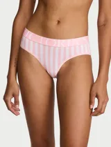 Bombacha tipo hiphugger de Victoria's Secret confeccionada en mezcla de algodón, con diseño a rayas rosadas y blancas. Cuenta con pretina elástica ancha con el logo de la marca estampado.